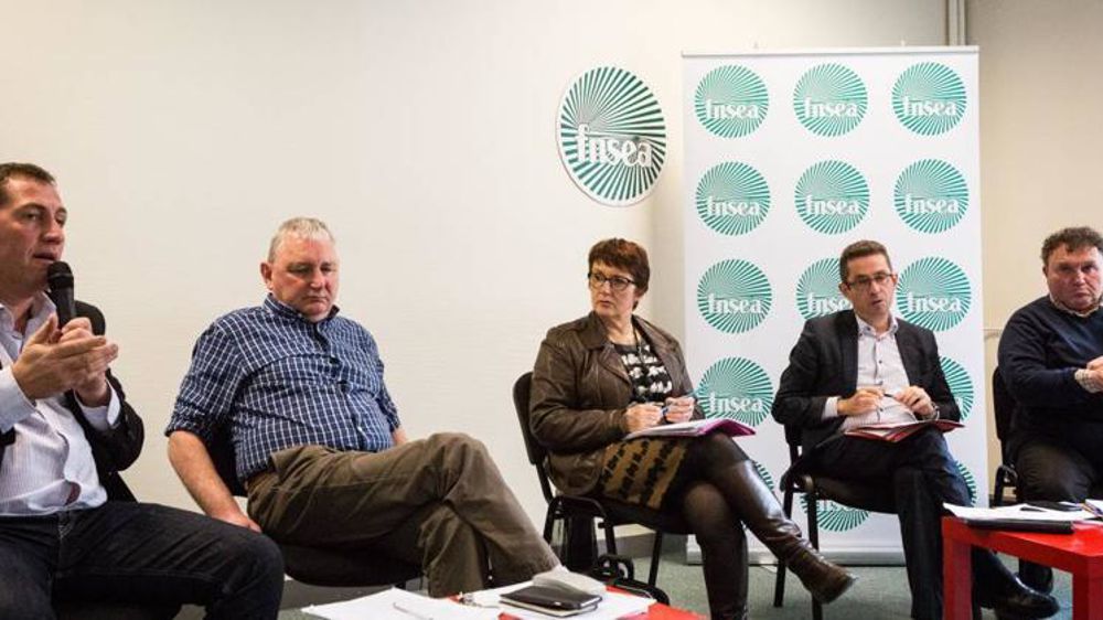 Christiane Lambert lors de la présentation du rapport d’orientation, entourée des membres du bureau de la FNSEA (de gauche à droite Jérôme Volle, Henri Brichart, Jérôme Despey et Daniel Prieur) © Y. Deret